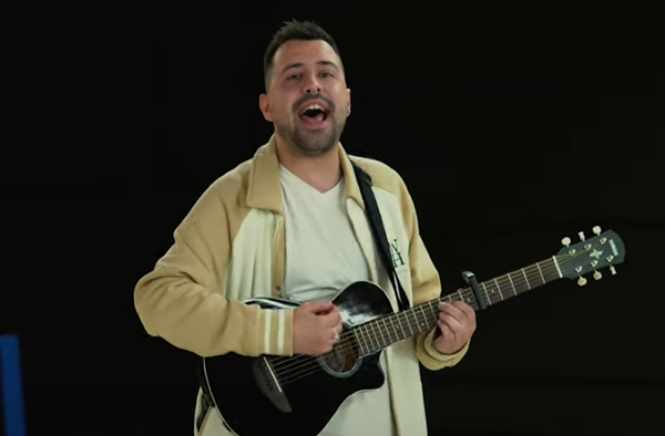 El cantante de origen avilesino Omar Romero lanza el sencillo “Entre tu boca y la mía”