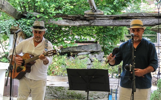 "Los Jimaguas"; cantarle a Asturias y a la sidra al son cubano